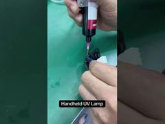 Stellen Sie für Sie eine 70-W-UV-Schwarzlicht-Taschenlampe und eine 395-nm-UV-LED-Taschenlampe zum Aushärten von Harz vor